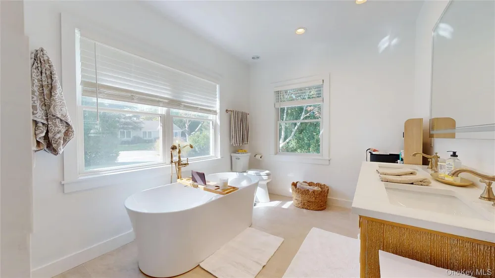 5 Halsey Avenue East Quogue, NY 11942