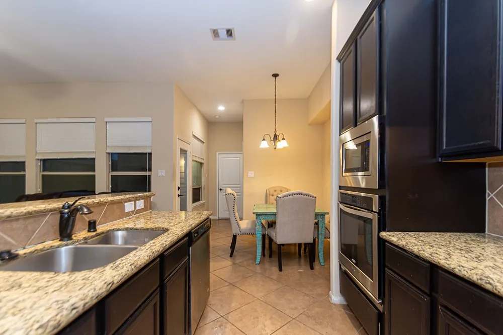 9158 Sunlight Oak Lane Houston, TX 77070