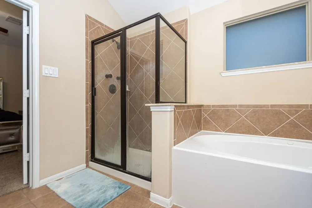 9158 Sunlight Oak Lane Houston, TX 77070