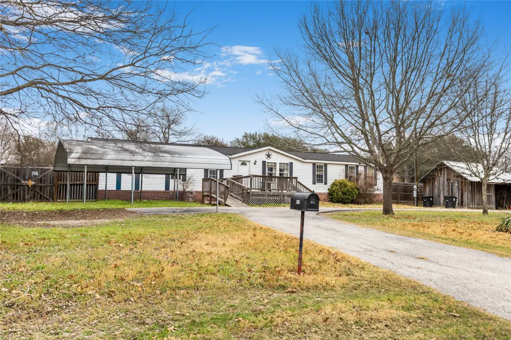 1005 Baumgarten Street Schulenburg, TX 78956
