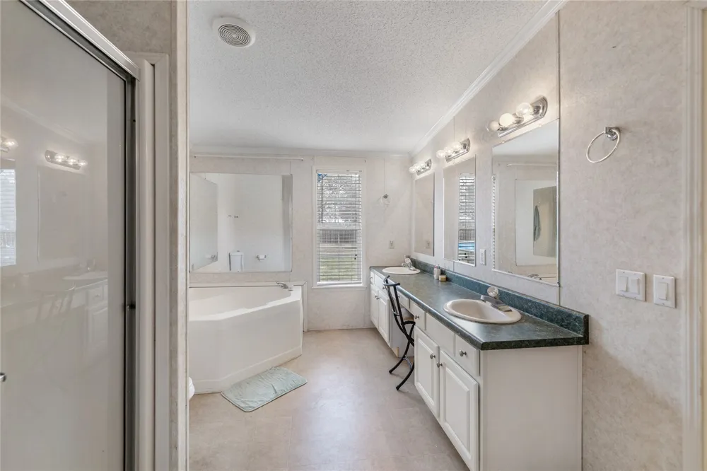 1005 Baumgarten Street Schulenburg, TX 78956