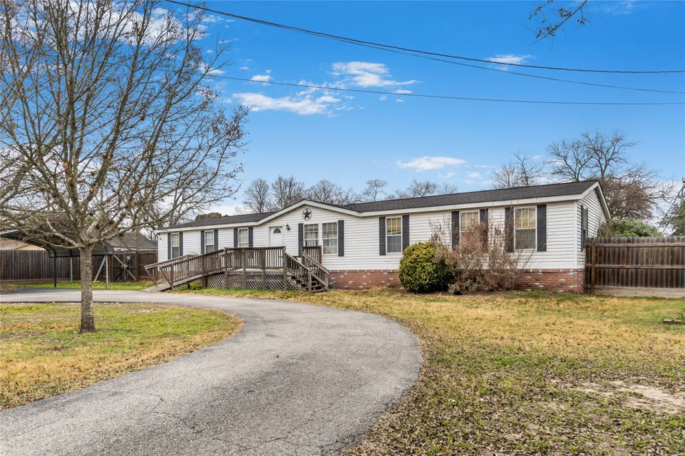 1005 Baumgarten Street Schulenburg, TX 78956
