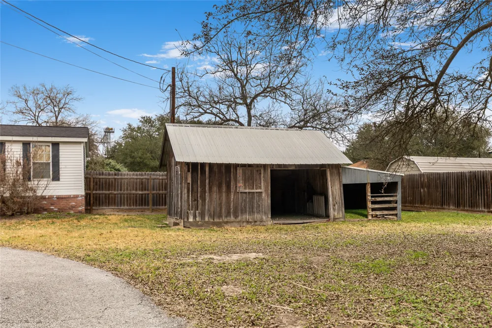 1005 Baumgarten Street Schulenburg, TX 78956