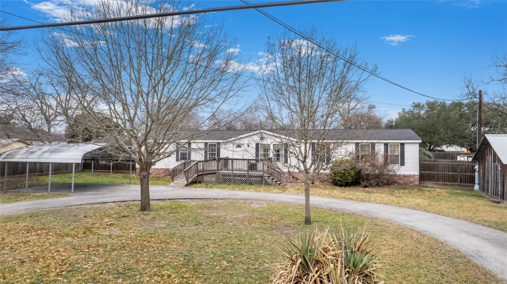 1005 Baumgarten Street Schulenburg, TX 78956