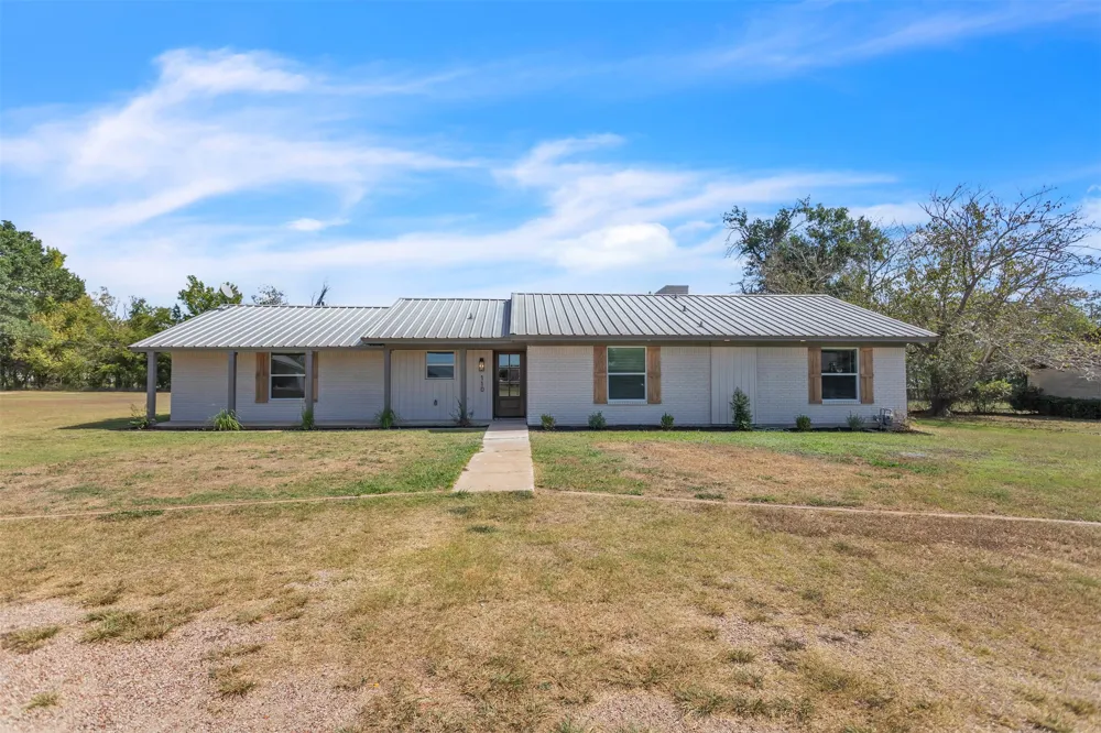110 Twin Circle Wortham, TX 76693