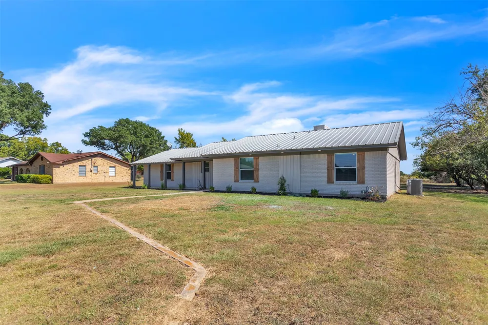 110 Twin Circle Wortham, TX 76693