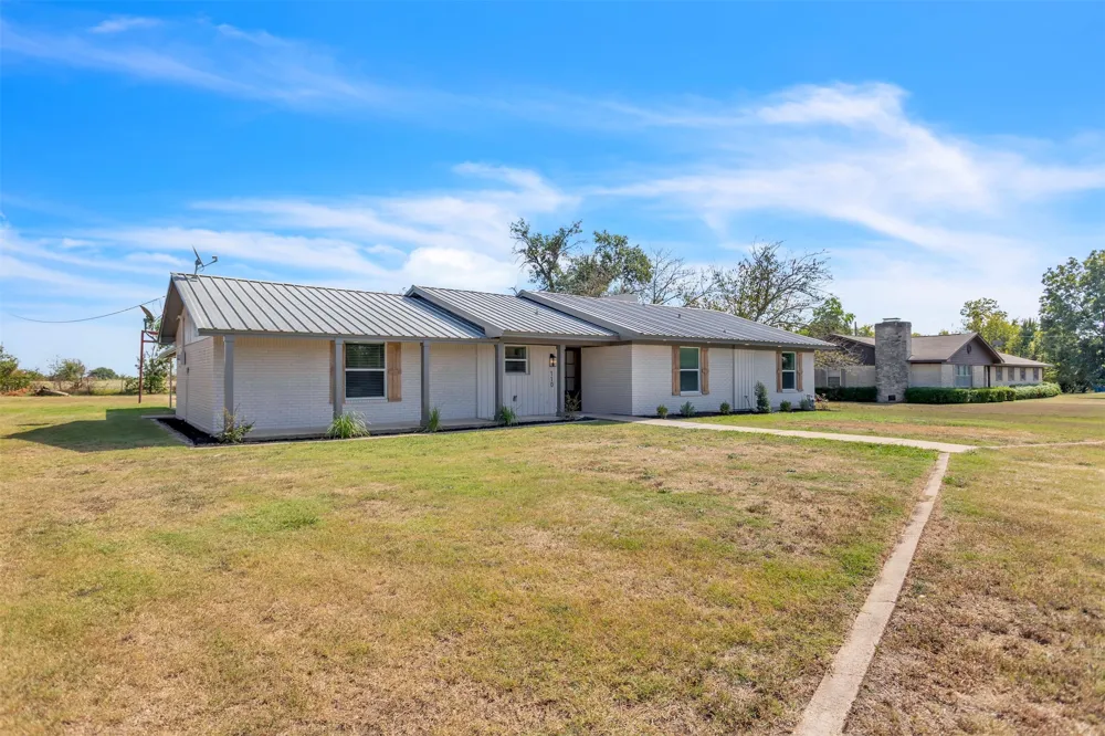 110 Twin Circle Wortham, TX 76693