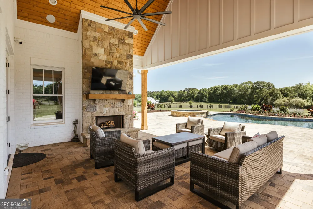 1820 Clover LN Bishop, GA 30621