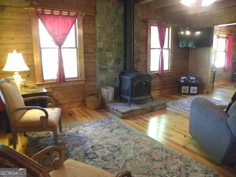153 Will Zoellner LN Mountain City, GA 30525