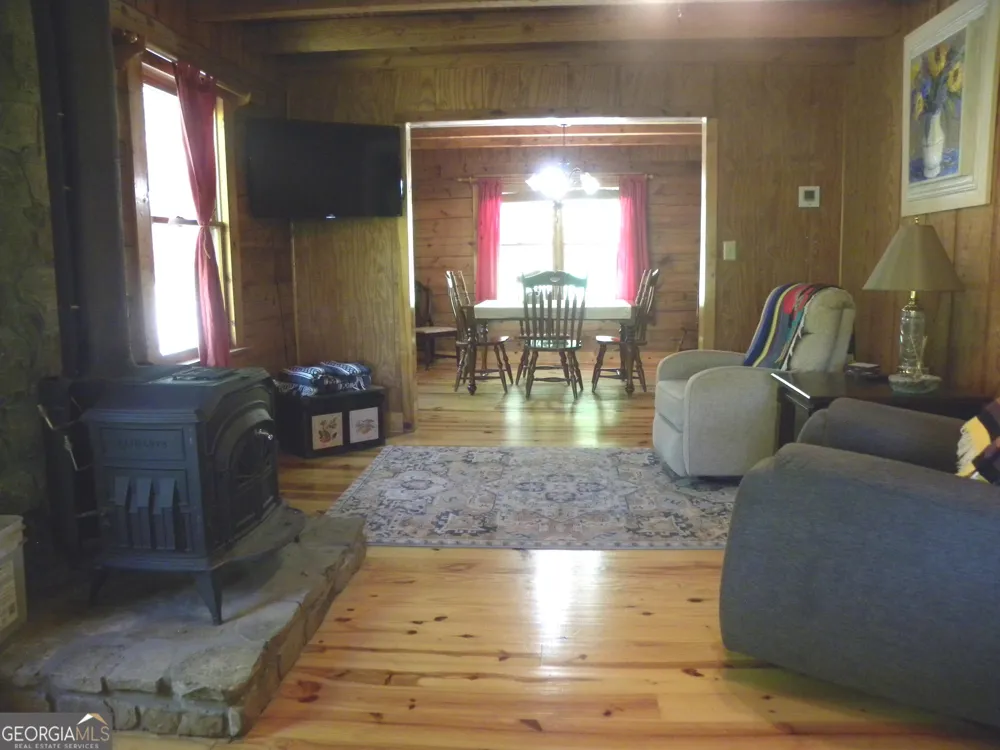 153 Will Zoellner LN Mountain City, GA 30525