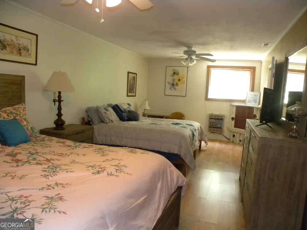 153 Will Zoellner LN Mountain City, GA 30525