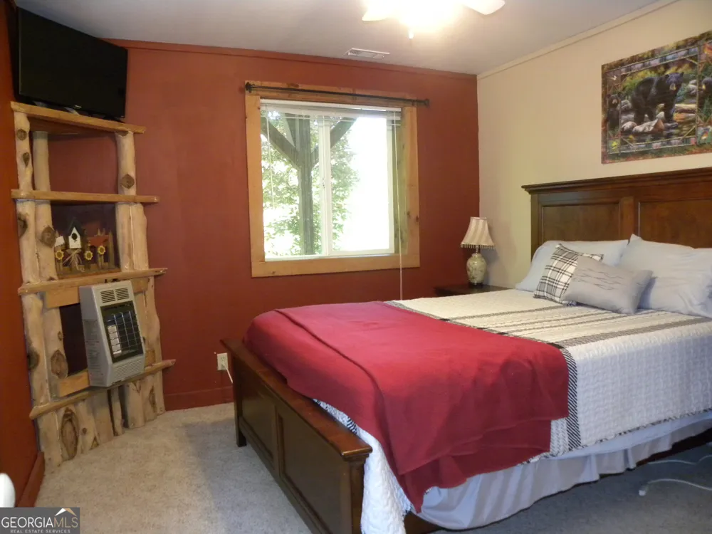 153 Will Zoellner LN Mountain City, GA 30525