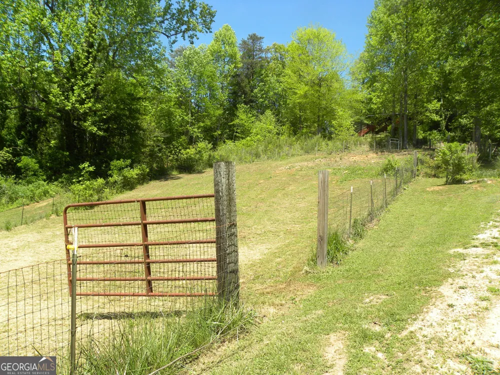 153 Will Zoellner LN Mountain City, GA 30525