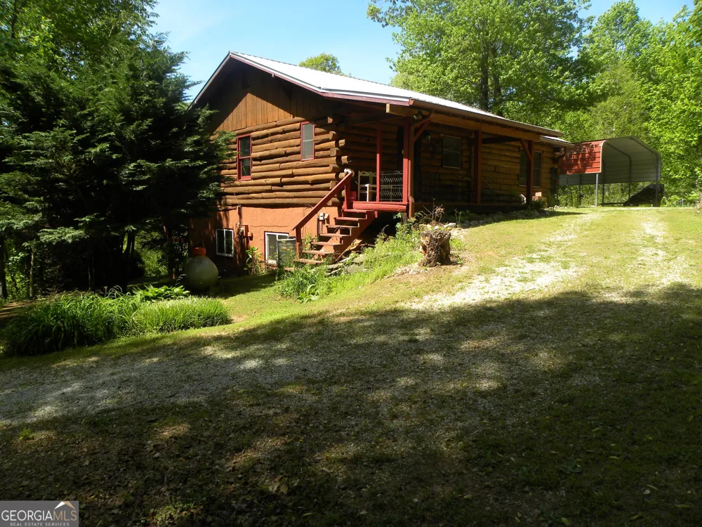 153 Will Zoellner LN Mountain City, GA 30525