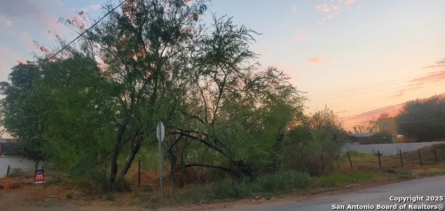 403 S Front Cotulla, TX 78014