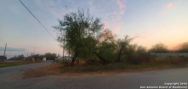 403 S Front Cotulla, TX 78014