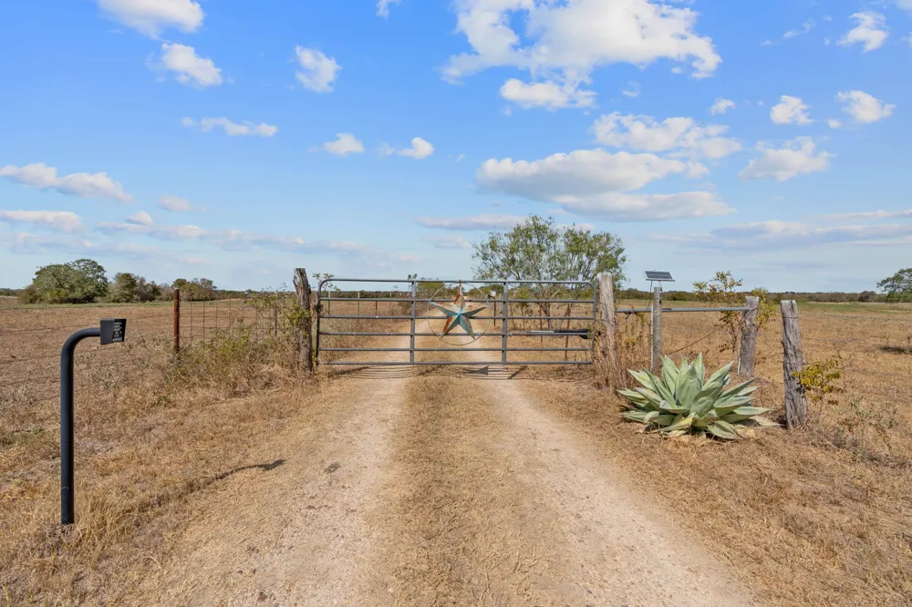 154 Caracara Lane Dale, TX 78616