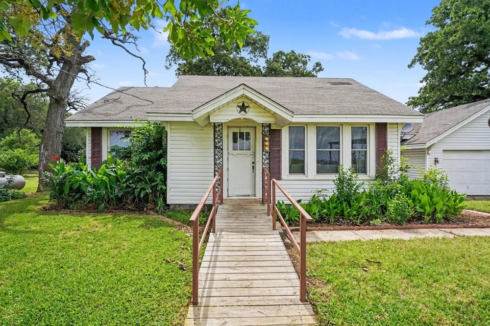 11015 State Highway 171 Covington, TX 76636