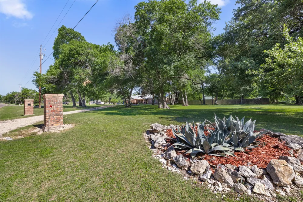 118 Deer Trail Bruceville, TX 76630