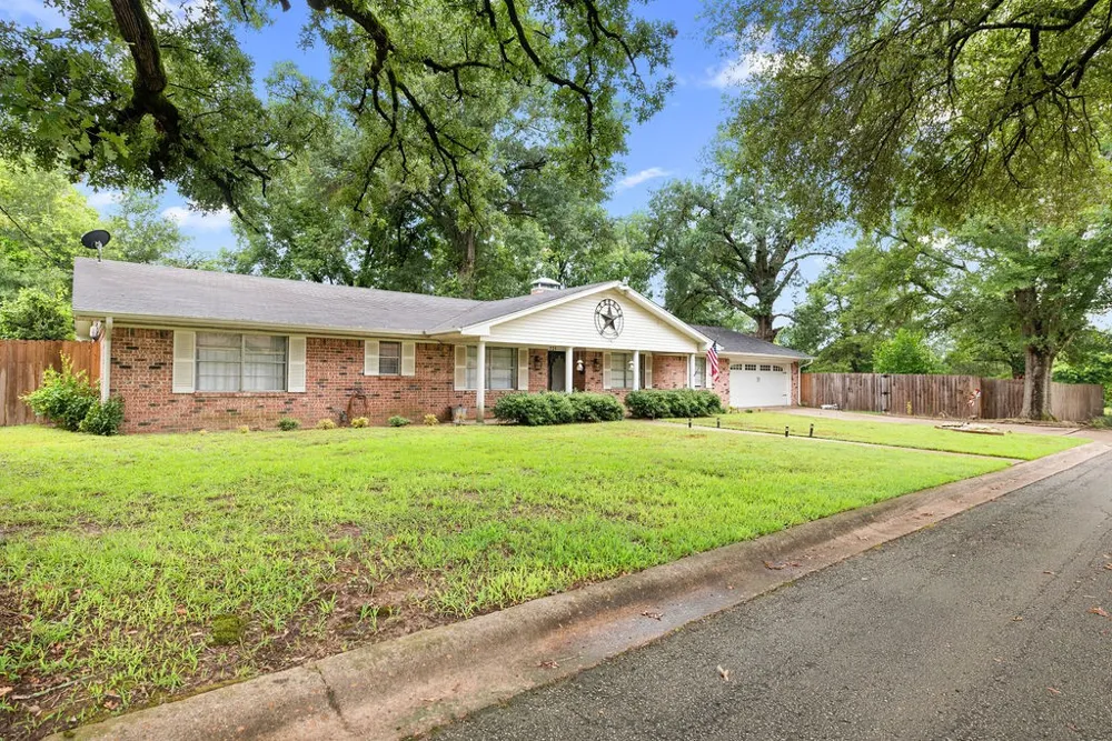 725 W BLAIR ST Mineola, TX 75773