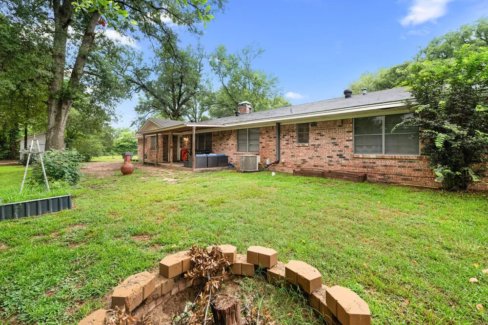 725 W BLAIR ST Mineola, TX 75773