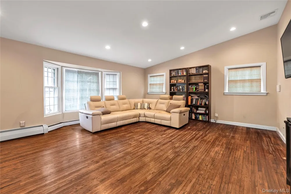 816 Cliffside Avenue North Woodmere, NY 11581