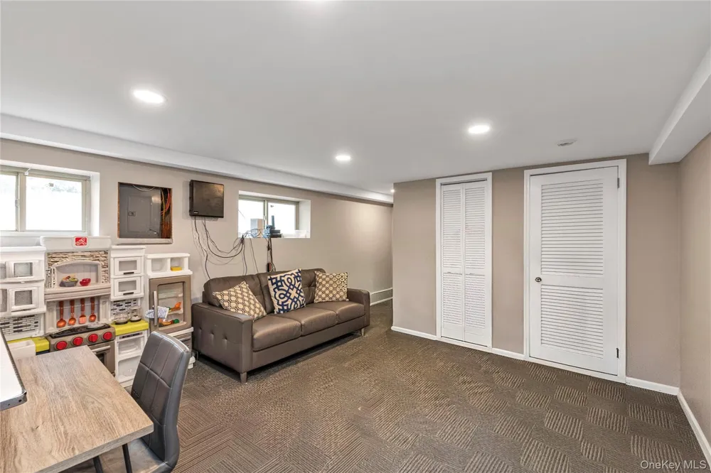 816 Cliffside Avenue North Woodmere, NY 11581
