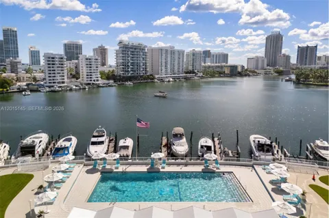 900 Bay Dr DS14