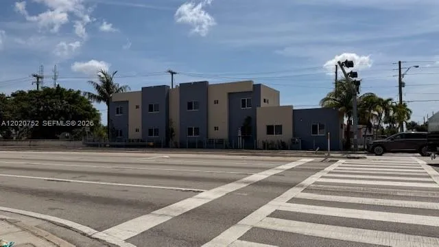 811 E 52nd St #101 Hialeah, FL 33013