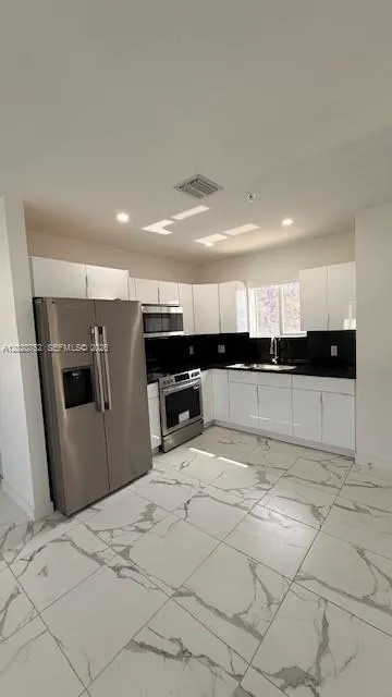 811 E 52nd St #101 Hialeah, FL 33013
