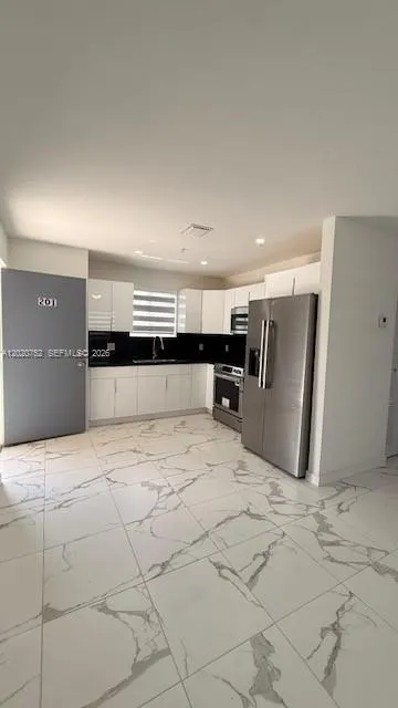 811 E 52nd St #101 Hialeah, FL 33013