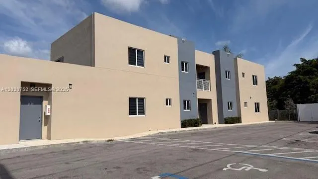 811 E 52nd St #101 Hialeah, FL 33013