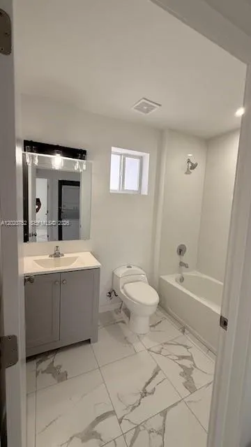 811 E 52nd St #101 Hialeah, FL 33013
