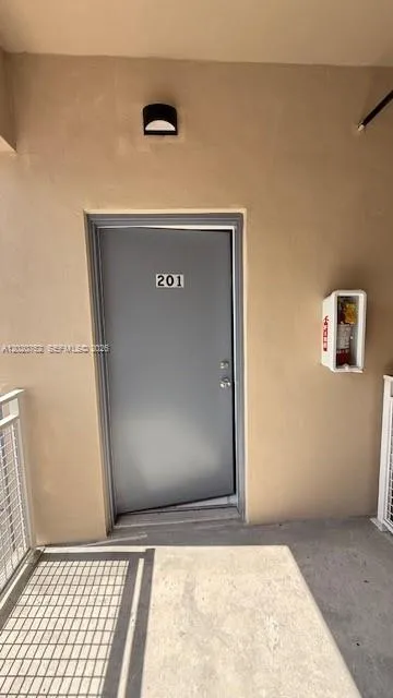 811 E 52nd St #101 Hialeah, FL 33013