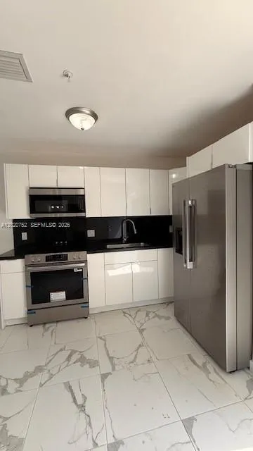 811 E 52nd St #101 Hialeah, FL 33013