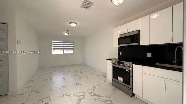 811 E 52nd St #101 Hialeah, FL 33013