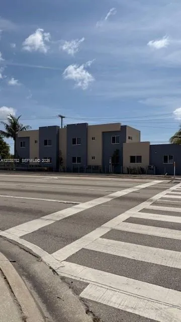 811 E 52nd St #101 Hialeah, FL 33013
