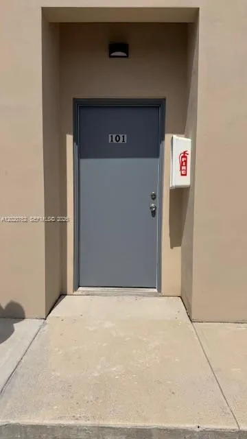 811 E 52nd St #101 Hialeah, FL 33013