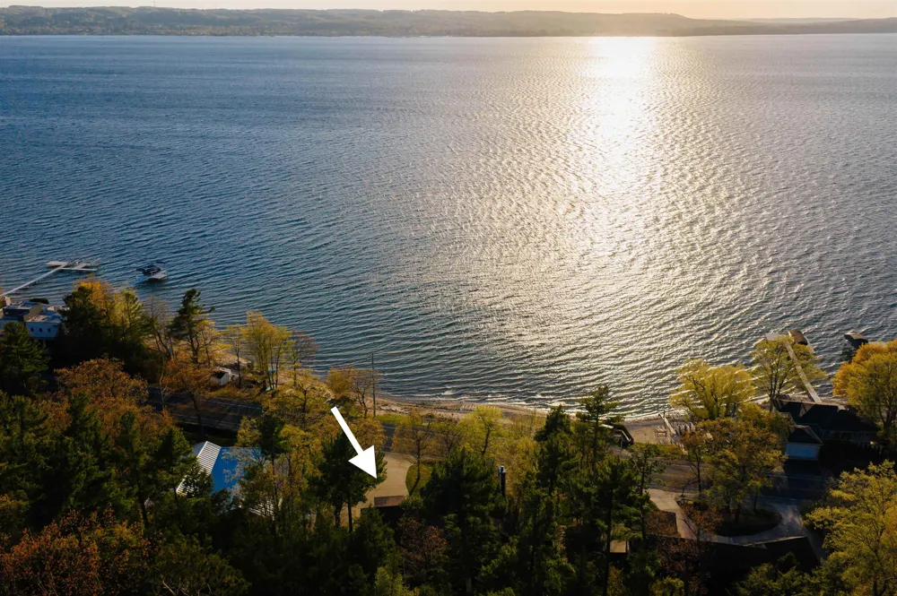 6860 Peninsula Drive Peninsula Township, MI 49686