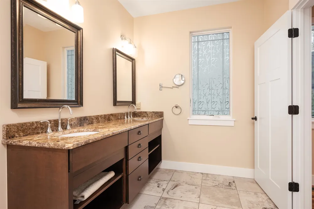 6860 Peninsula Drive Peninsula Township, MI 49686