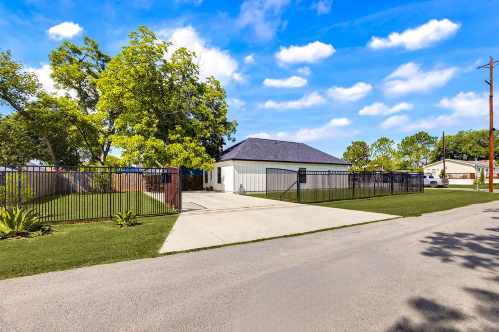 303 Pine Avenue Luling, TX 78648