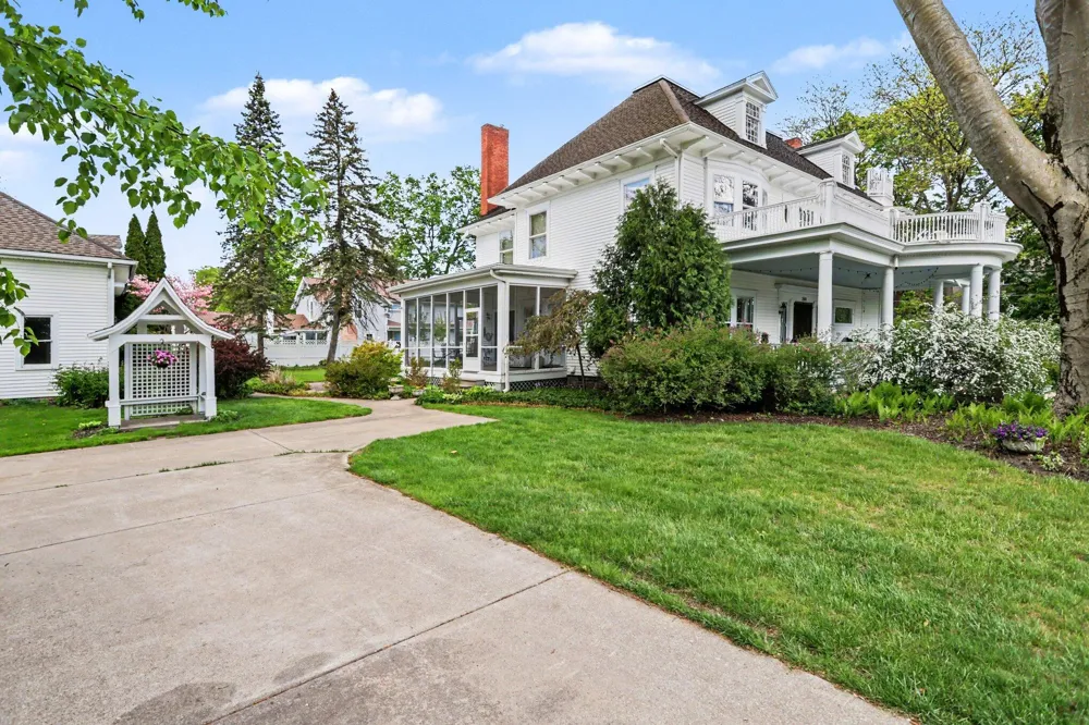 208 W Prospect Street Marshall, MI 49068