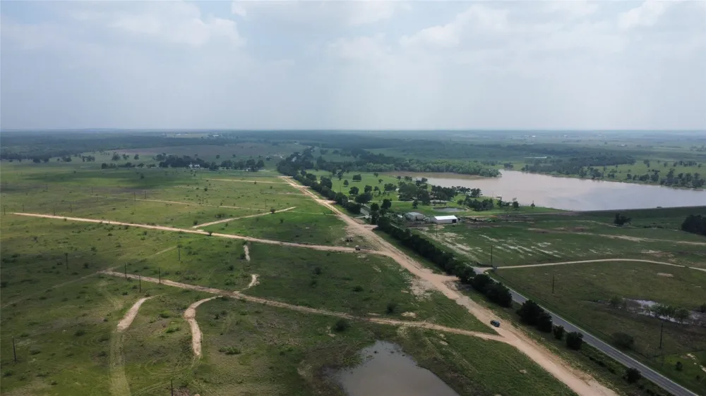 8 FM 112 Freeway Thrall, TX 76578