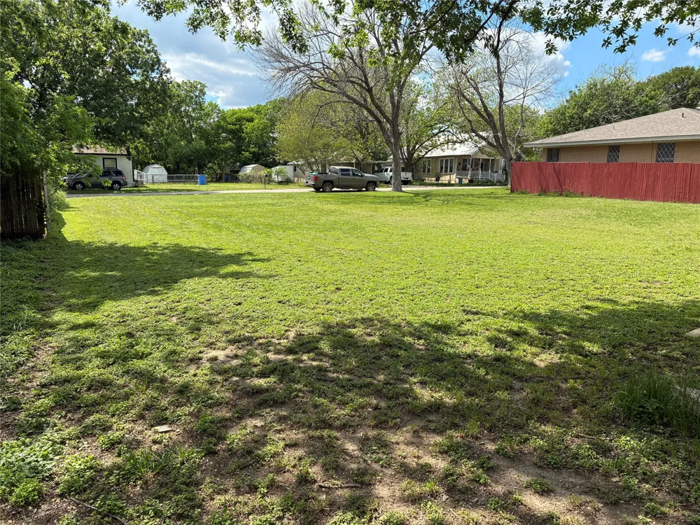 106 6th Street Thorndale, TX 76577