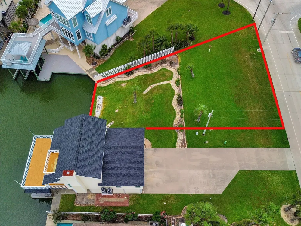 50 Tiki Drive Tiki Island, TX 77554