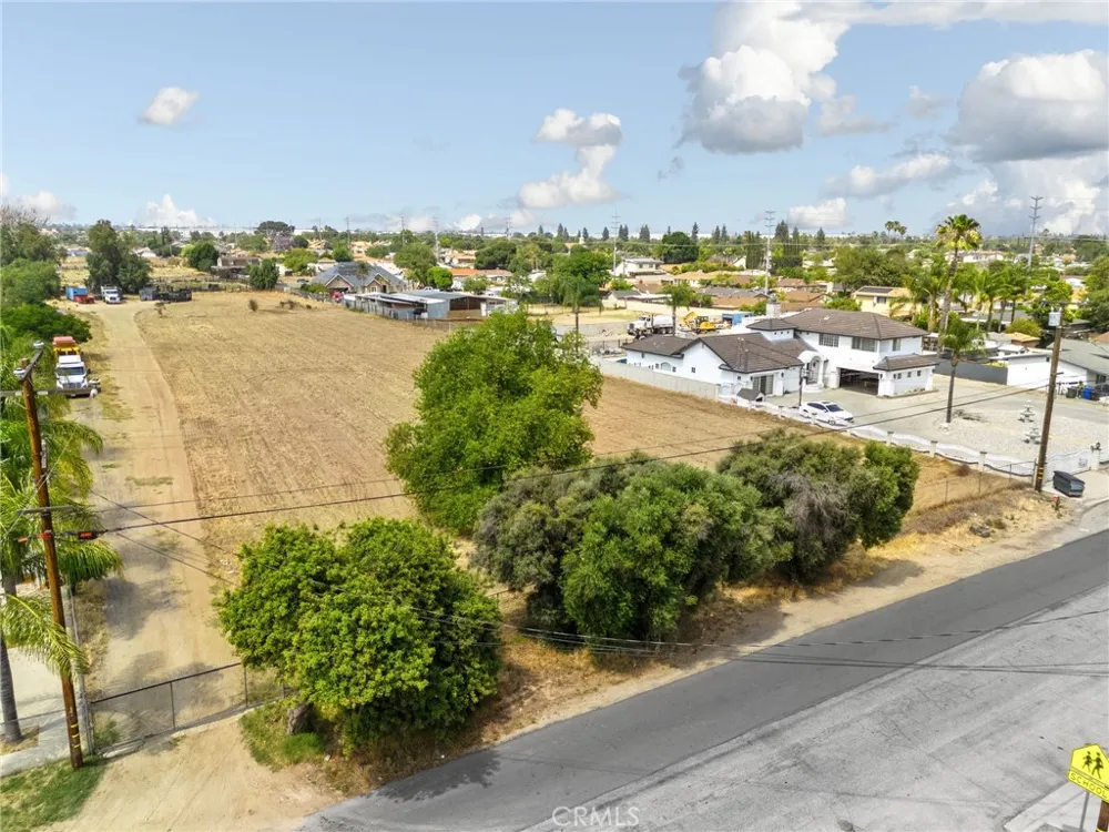 18438 Hawthorne Bloomington, CA 92316
