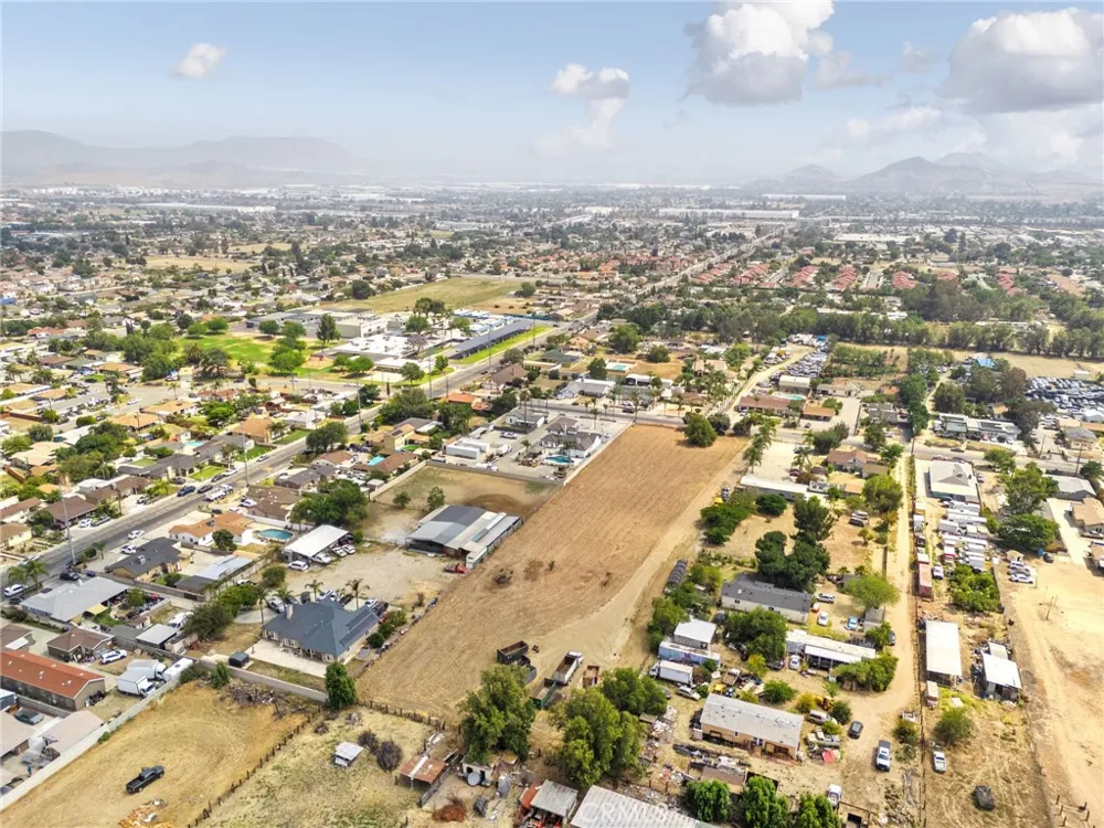 18438 Hawthorne Bloomington, CA 92316