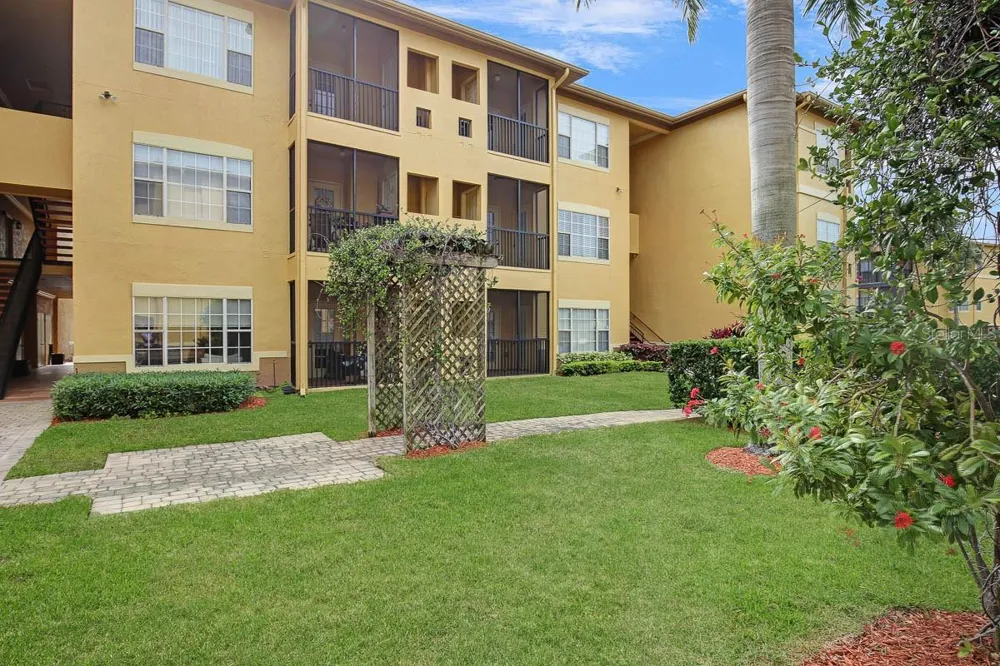 4311 BAYSIDE VILLAGE DRIVE #303 Tampa, FL 33615