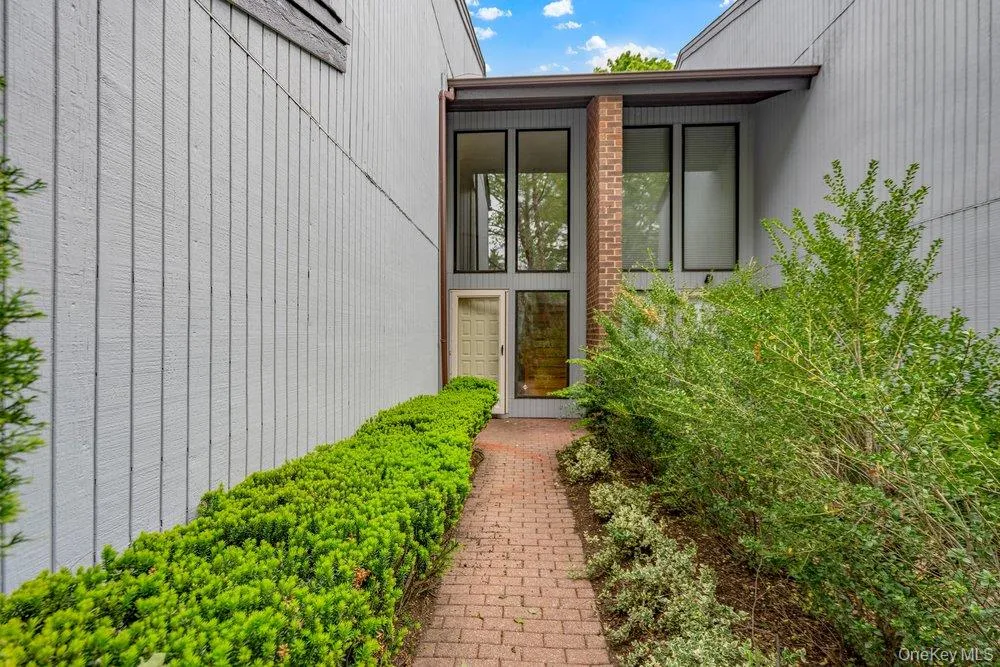 41 E View Court Jericho, NY 11753
