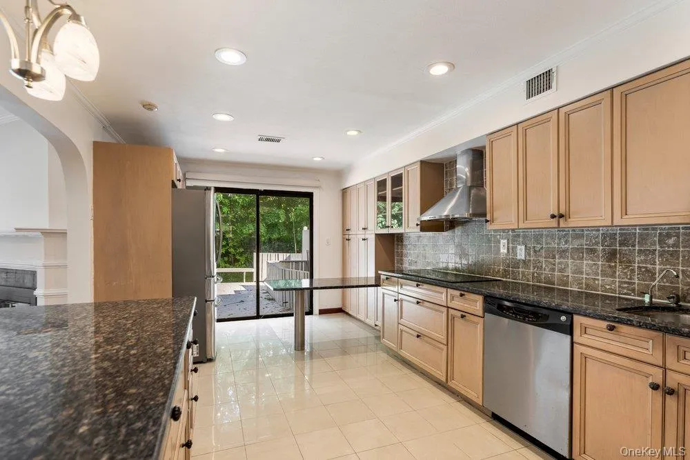 41 E View Court Jericho, NY 11753